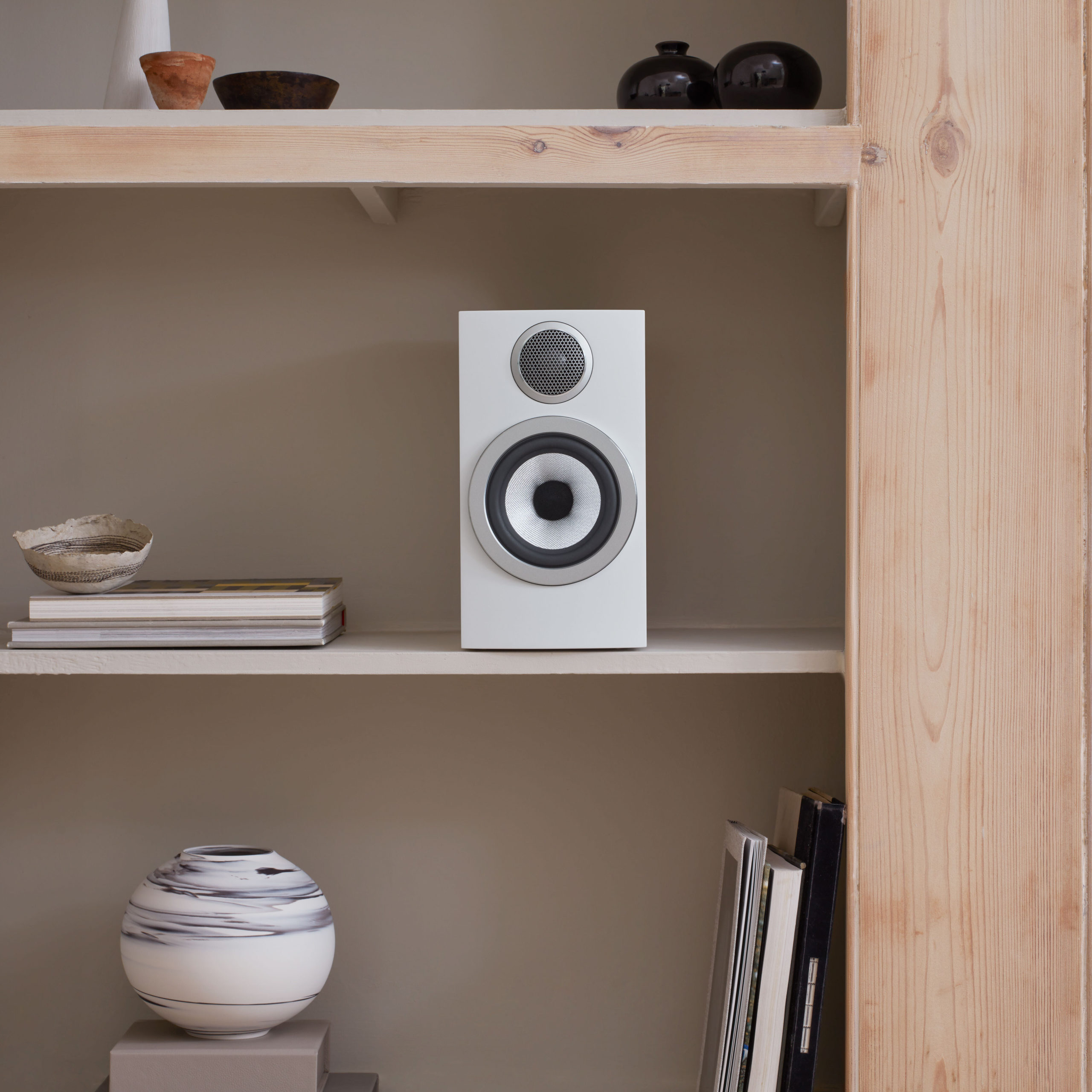 Low--B&W - 707 S3 Satin-White - Lifestyle 19 - 1x1