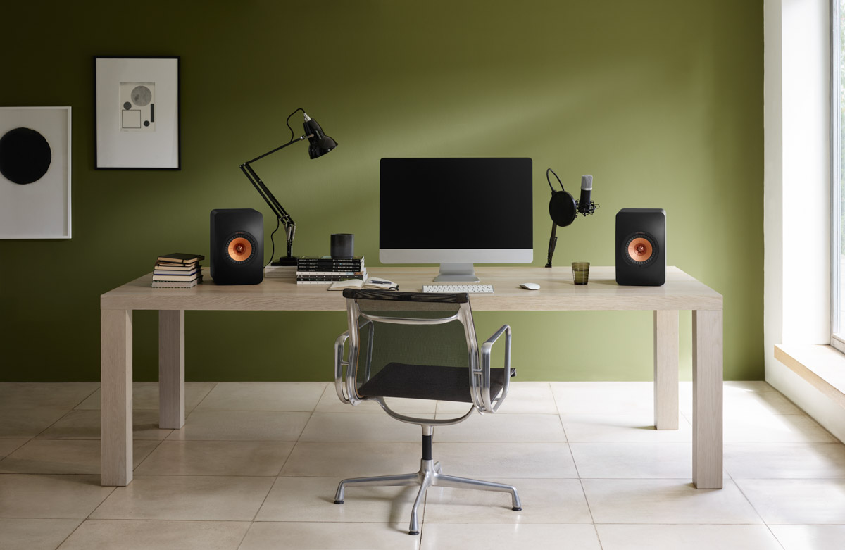 KEF_Lifestyle_LS50WirelessII_CarbonBlack_HomeOffice_blogger_r1-2