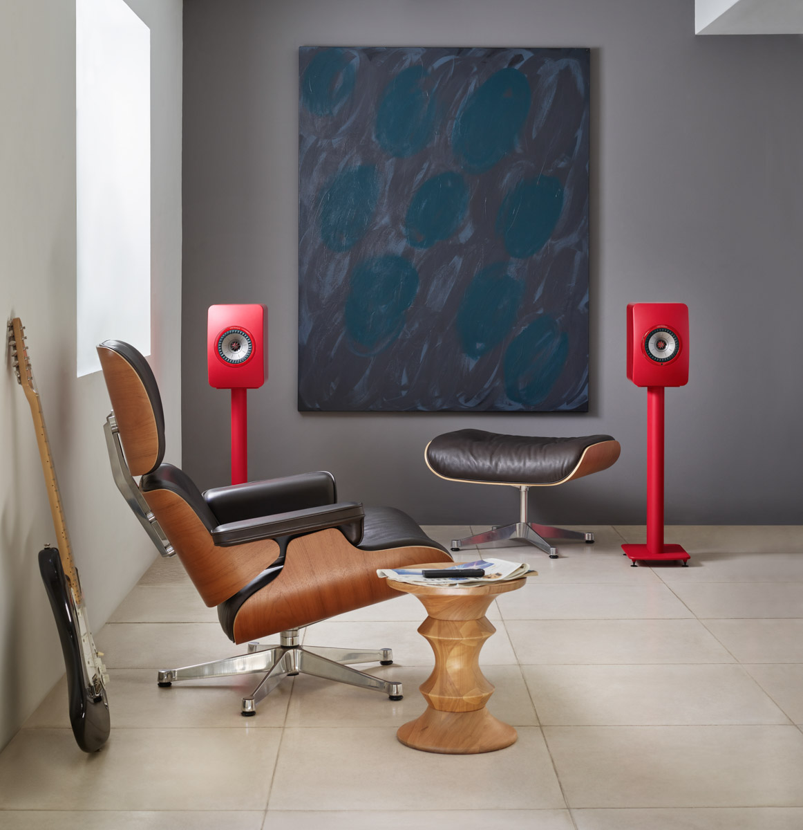 KEF_Lifestyle_LS50WirelessII_CrimsonRed_withS2FloorStand_MusicRoom_r1-2