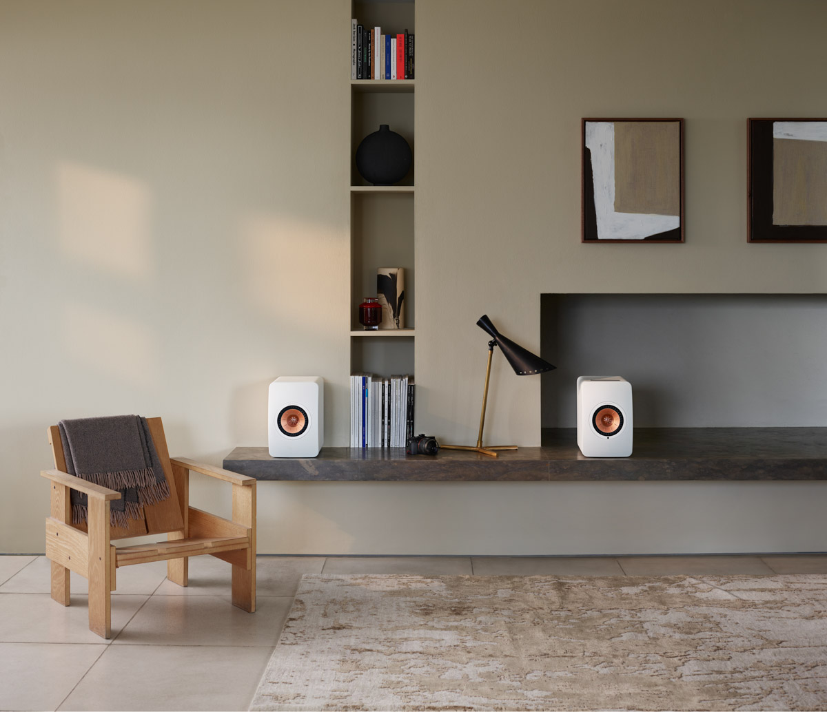 KEF_Lifestyle_LS50WirelessII_MineralWhite_LivingRoom_r1-2