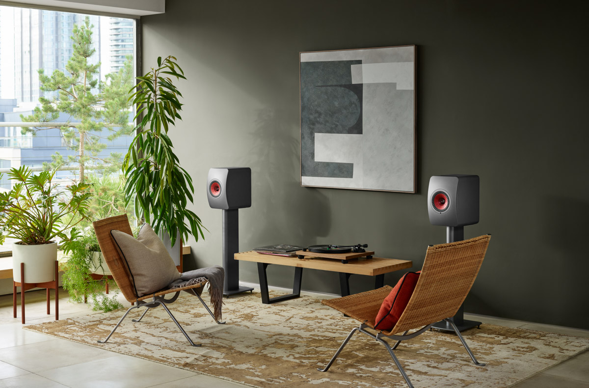 KEF_Lifestyle_LS50WirelessII_TitaniumGrey_LivingRoom_CasualSeating_r1-2